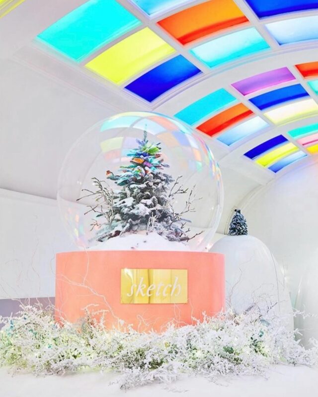 Throwback to our lovely snow globe, Christmas 2023 @sketchlondon , so excited to share all our Christmas installation images with you for 2024 #christmas #christmasdesign #floraldesign #rickypaulsparkle