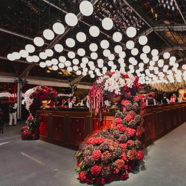 Opulent welcome party setup at the Four Seasons Hampshire featuring our grand florals. We absolutely loved being a part of this spectacular event. Day 1
- Welcome Dinner (James Bond theme)
Planning @lafeteofficial @anewknot @naureenkhanevents
Design and Concept @devikanarainandcompany
Structures @englishmarqueecompany
Florals
@paularooneyfloraldesigner @rickypaulflowers
F&B @divacaterings @divacaterings @ritudal
Photo & Video @reelsandframes @musemotionpictures @officiellestories.co
Entertainment @bestkeptsecretband @blackrabbitprojects
Venue @fshampshire
Production @kudosav_
Rentals @furniturehireuk @options_uk
Salon @beautyltd
Couple @vidushibinani & @namanj95