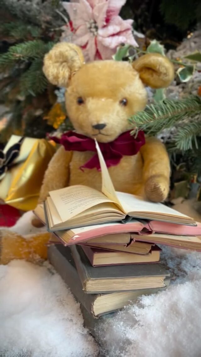 Stepping into a Christmas past at @thestratford , where the spirit of Dickens’ A Christmas Carol comes to life!