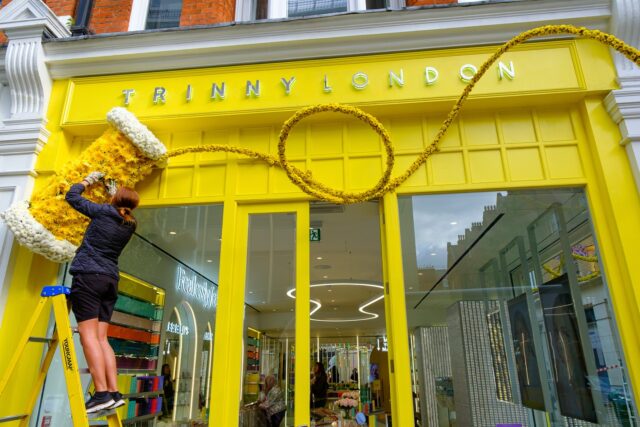 We’re delighted to have won this year’s Chelsea in Bloom People’s Choice Award with Trinny London for a second year running! Our display featured a giant floral sewing kit, with oversized scissors crafted from white chrysanthemums and preserved leaves. Vibrant yellow thread tumbled around the shop, made from reindeer moss and spray chrysanthemums, while a floral bobbin, crafted from yellow and white chrysanthemums, completed the stunning design. Huge thanks to everyone who voted. @trinnylondon @kingsroad.london Photography: @johnnassari