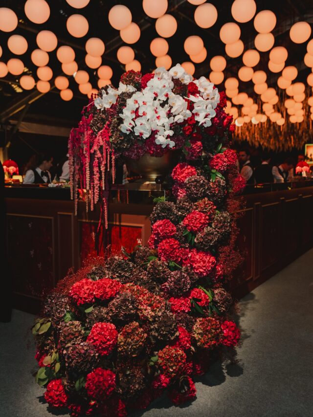 Opulent welcome party setup at the Four Seasons Hampshire featuring our grand florals. We absolutely loved being a part of this spectacular event. Day 1 – Welcome Dinner (James Bond theme)
Planning @lafeteofficial @anewknot @naureenkhanevents
Design and Concept @devikanarainandcompany
Structures @englishmarqueecompany
Florals @paularooneyfloraldesigner @rickypaulflowers
F&B @divacaterings @divacaterings @ritudal
Photo & Video @reelsandframes @officiellestories.co @musemotionpictures
Entertainment @bestkeptsecretband @blackrabbitprojects
Venue @fshampshire
Production @kudosav_
Rentals @furniturehireuk @options_uk
Salon @hbeautyltd
Couple @vidushibinani & @namanj95